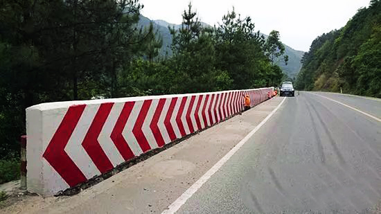 國道路段消除隱患，涂刷80米紅白反光漆