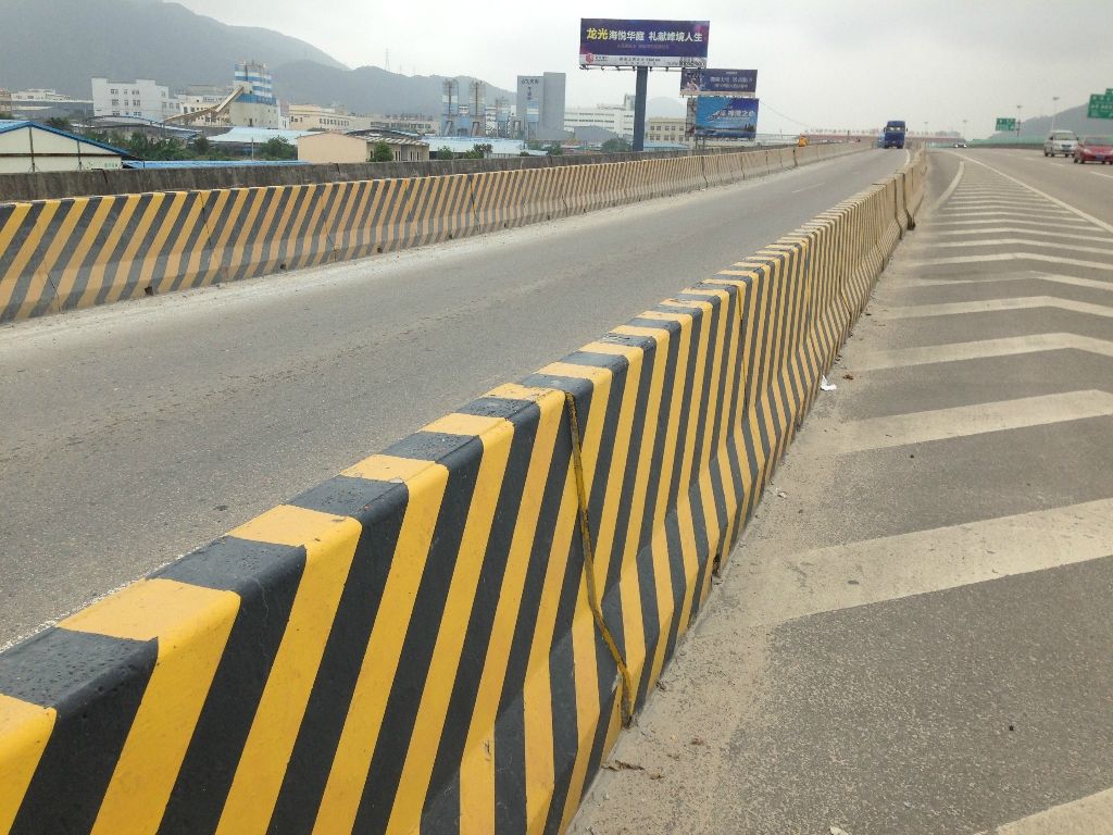 道路上隔離墩反光油漆再次換上新衣，回家的路上是一道美景