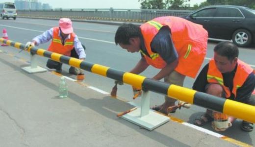 切不可將普通油漆用在防撞欄反光涂料上！