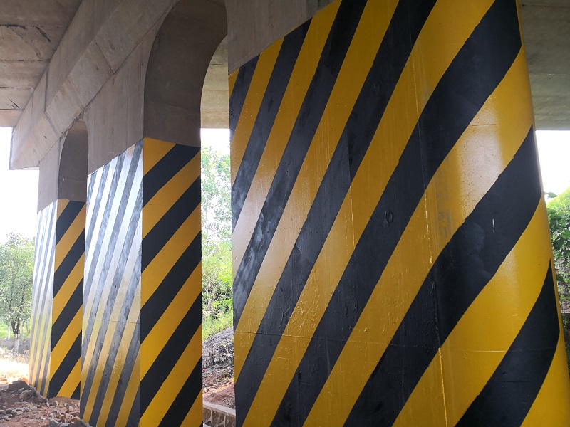 你看，那一條條規律有型的道路安全反光漆多賞心悅目！