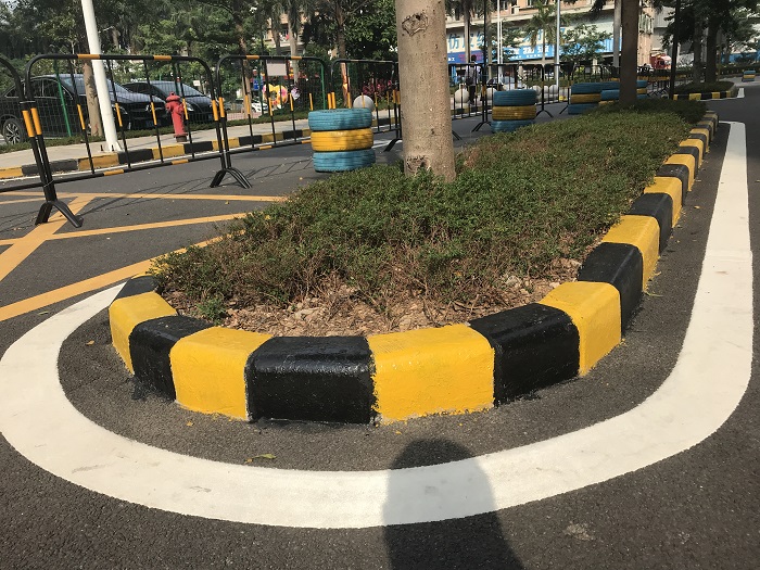 生活樓道也需要涂刷反光油漆，預(yù)防居民摔倒