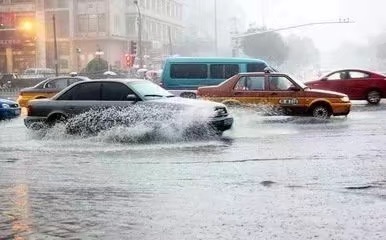 大雨天氣，立面反光油漆與司機形影相隨