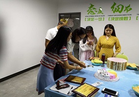 匯勝反光漆公司緣何這么的熱鬧非凡？難道……