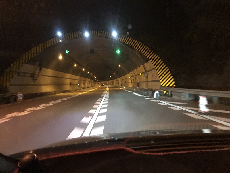 隧道反光漆容易出現的針孔和縮孔有什么區(qū)別？