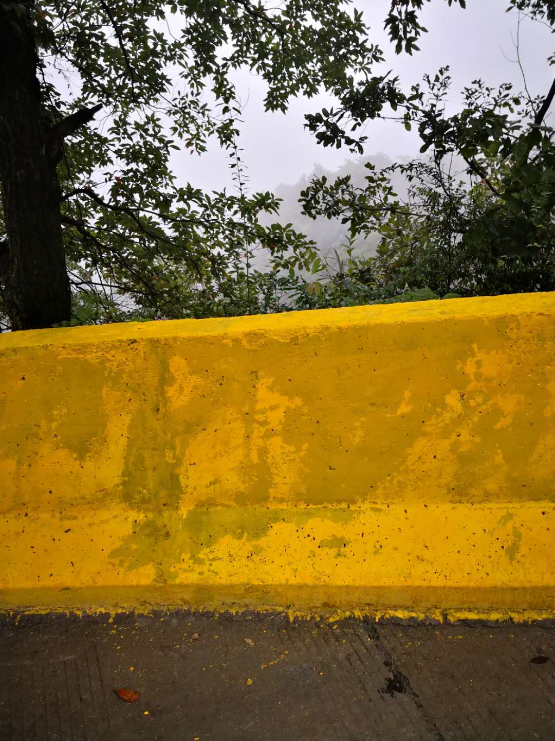 【郴州】還不太了解防撞墻反光漆？不怕，有匯勝化工