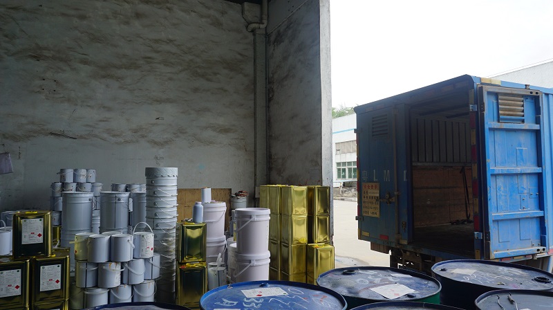 道路黃黑反光漆廠家：來來來，濟寧的客戶請往這邊走~