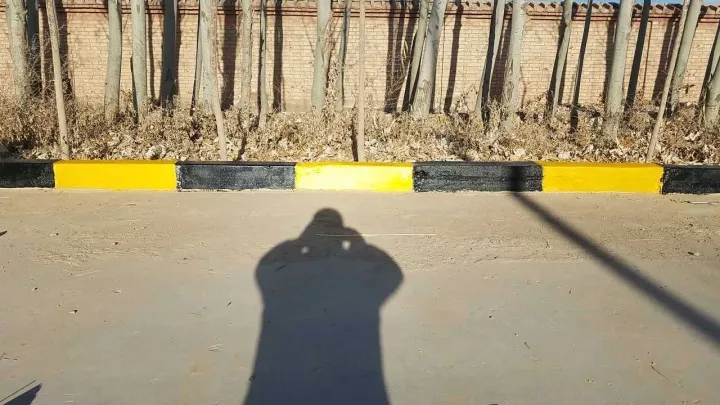 馬路反光漆在冬天施工還會這樣，一定沒想到吧