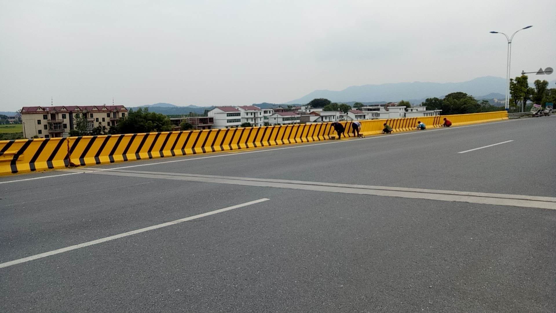 如何預防和解決道路專用反光漆施工出現的問題？