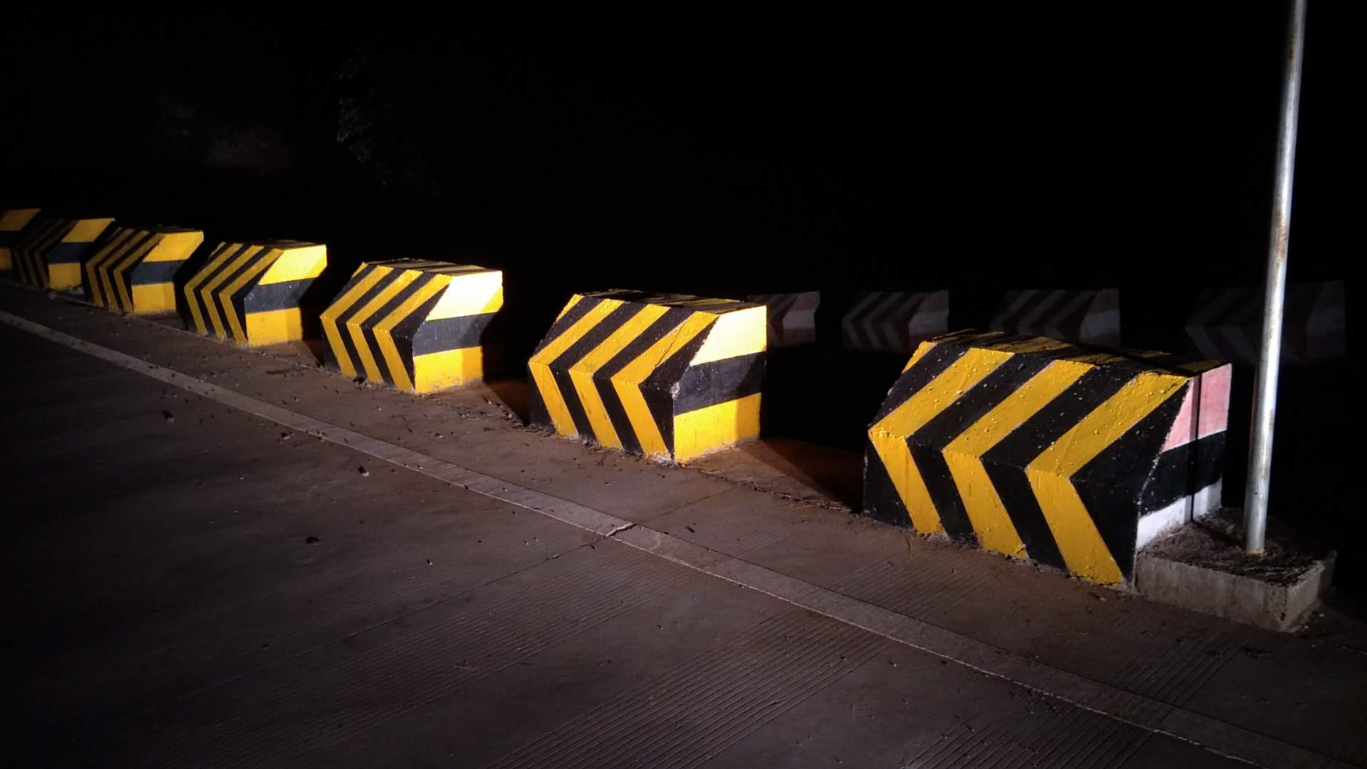 購買防撞墻反光漆應該選擇什么顏色