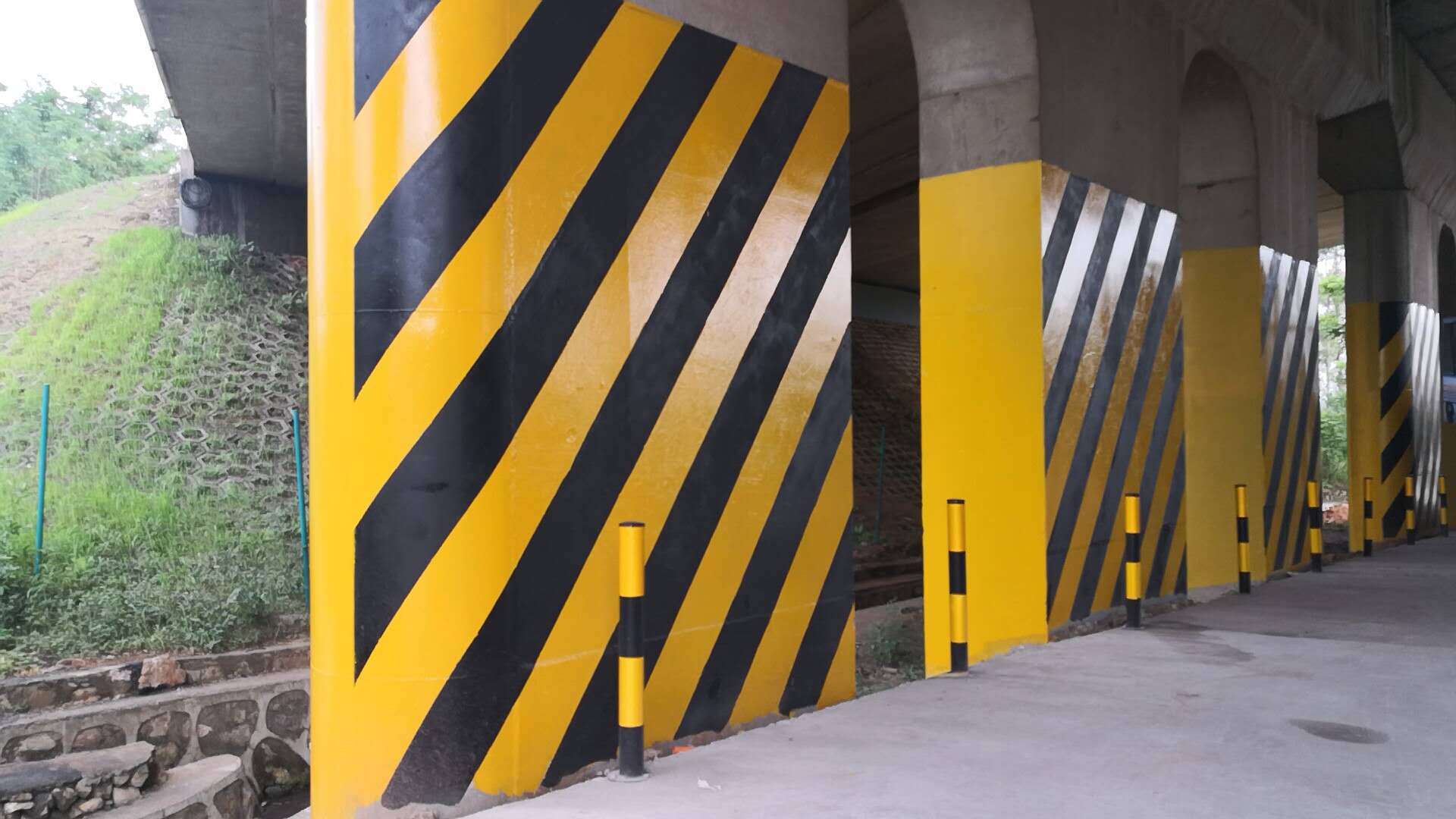 環境對橋梁專用反光漆的施工影響有那些