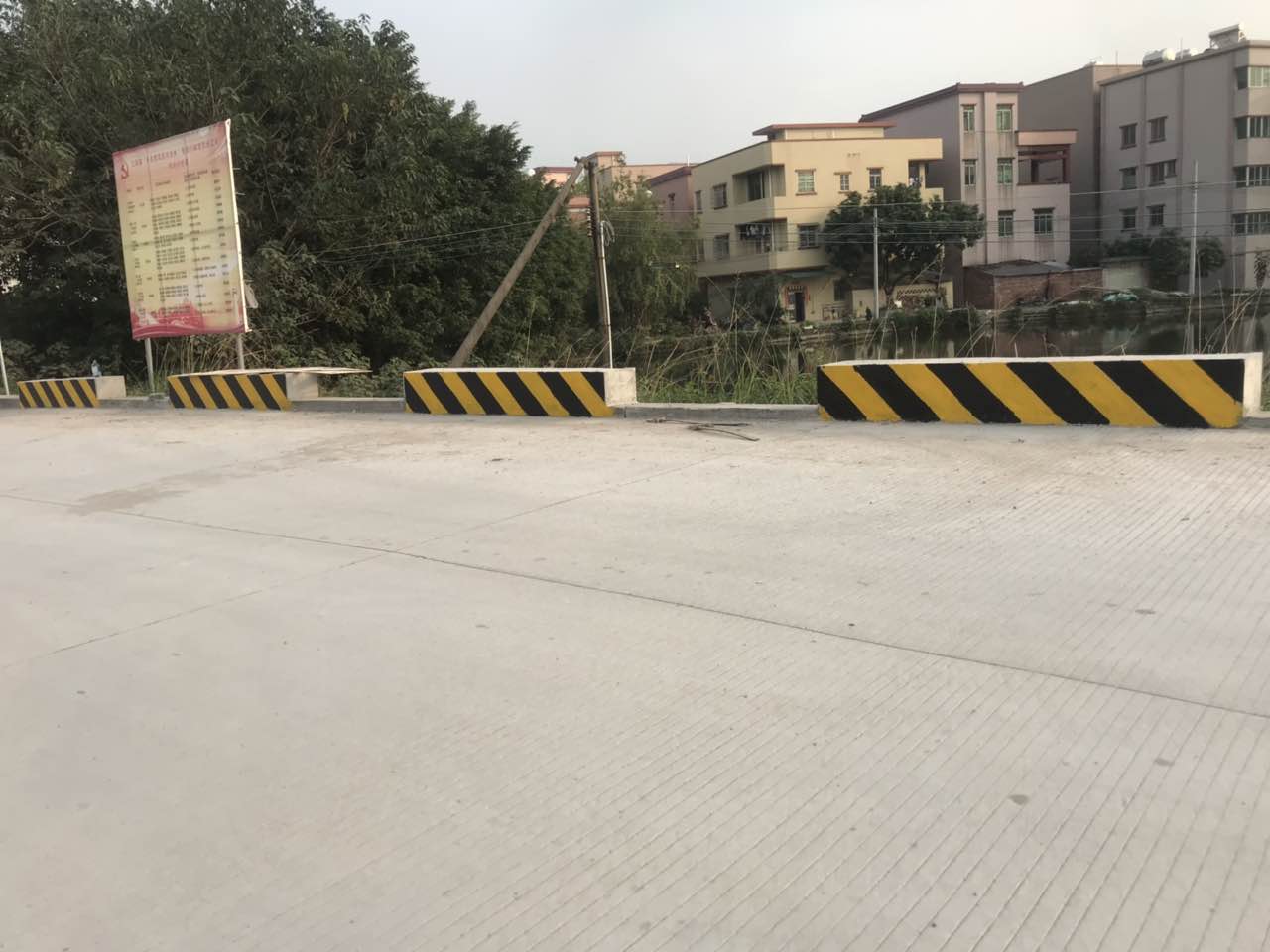 導致水泥路面反光漆出現露底的原因有哪些