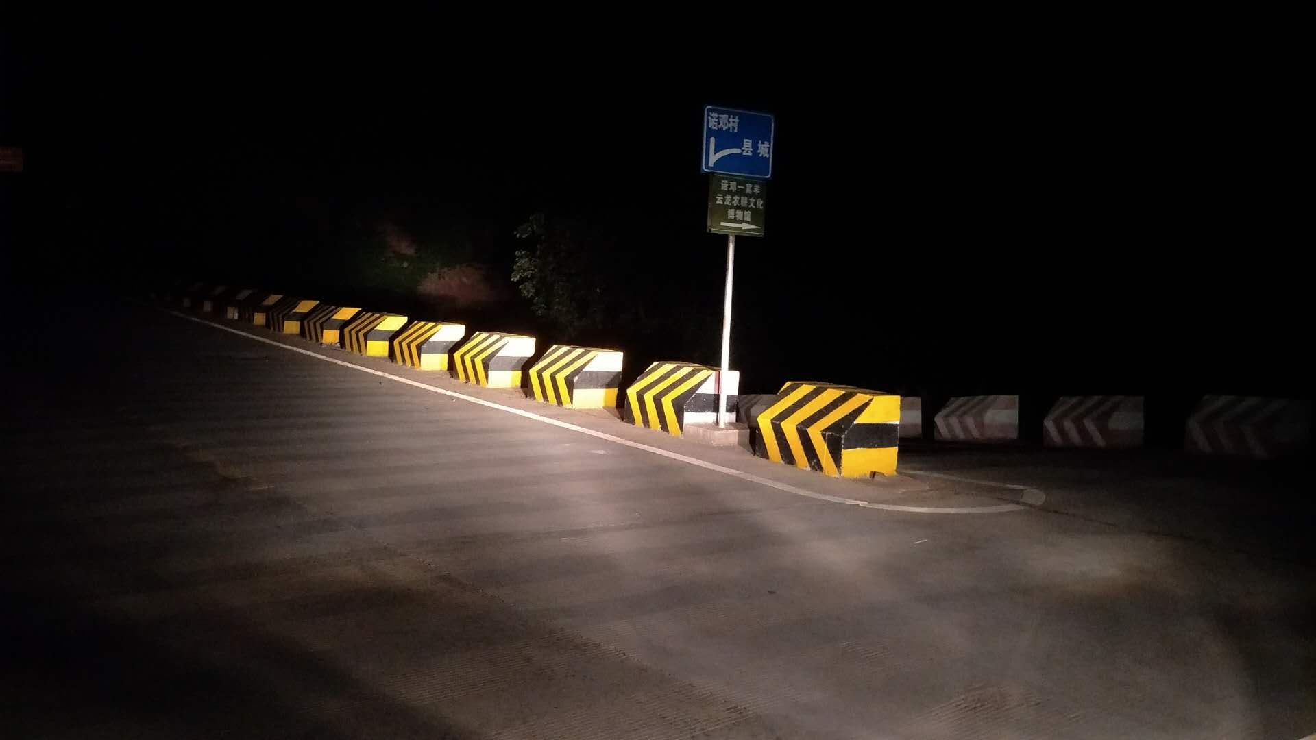 道路旁邊的防撞柱應該使用什么漆？