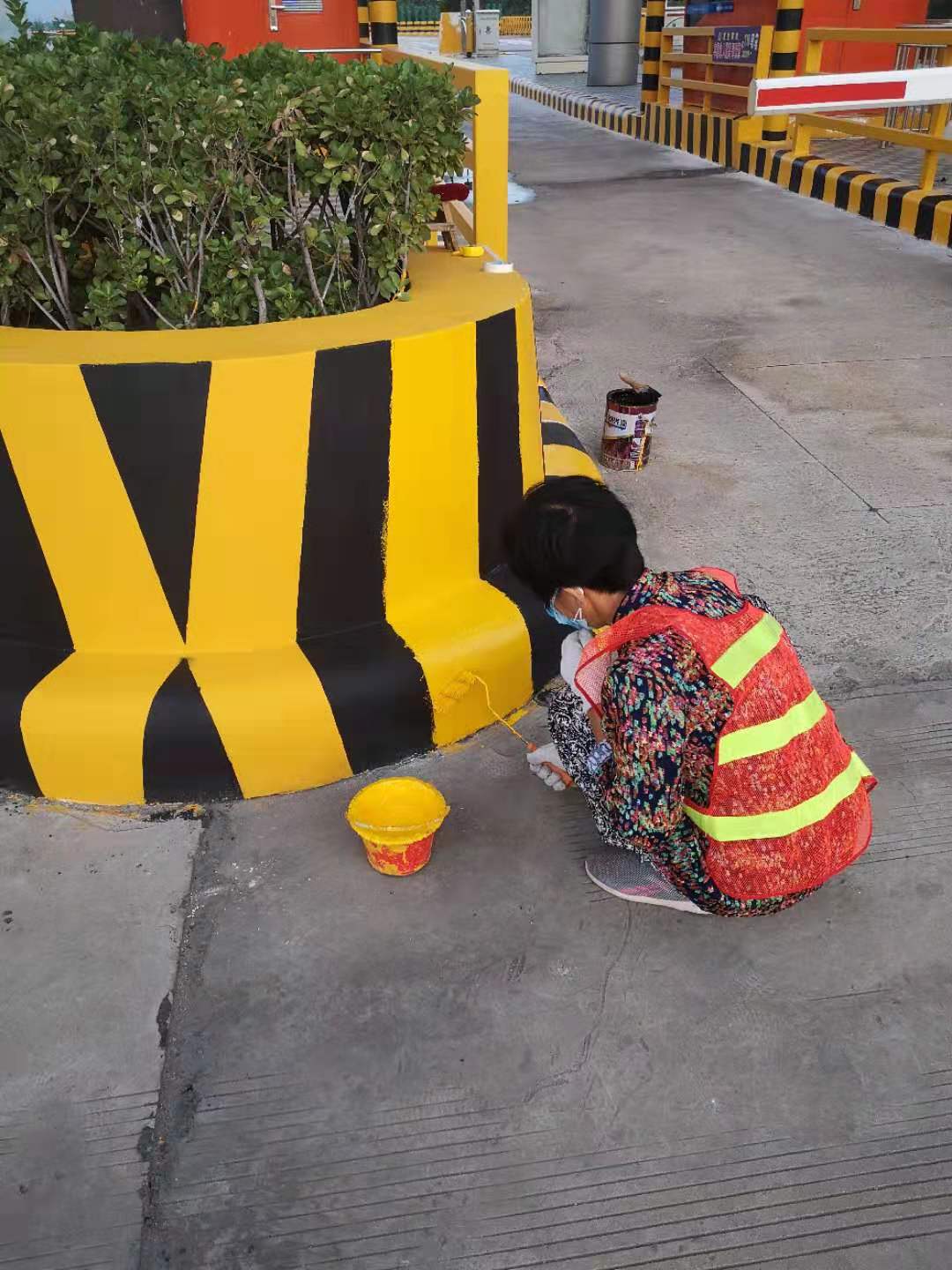 防撞墩應(yīng)該使用什么油漆？要怎么施工？