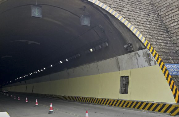 隧道的出入口和路沿涂刷反光漆的作用是什么？