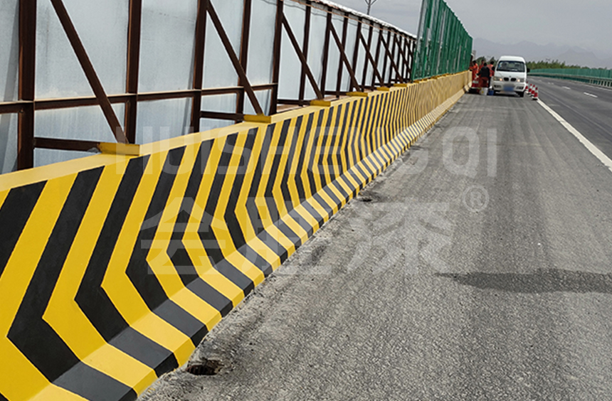 有沒有涂刷在交通設(shè)施上可以反光的油漆？