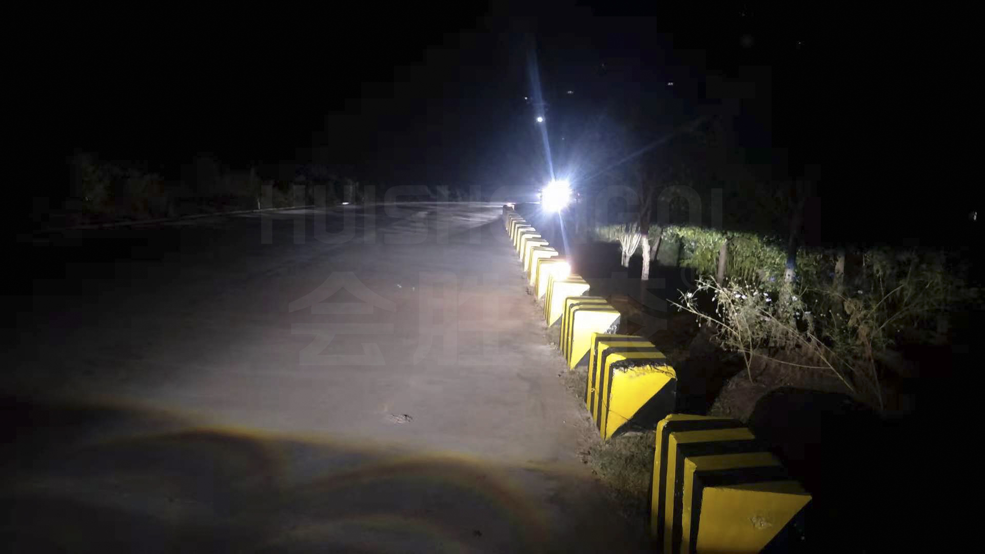 道路防撞墩為什么要使用反光油漆？