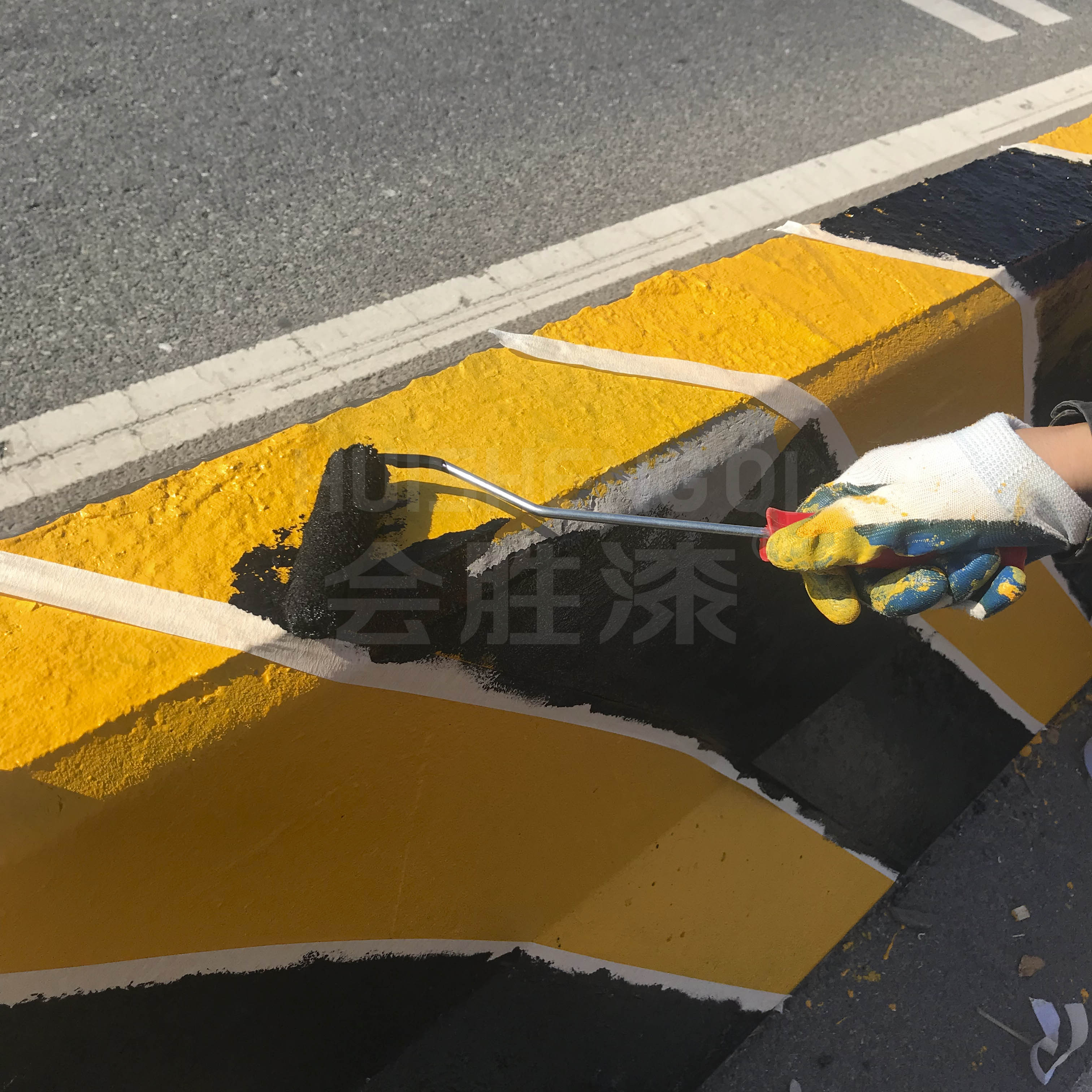 道路上的隔離設施怎么刷油漆？