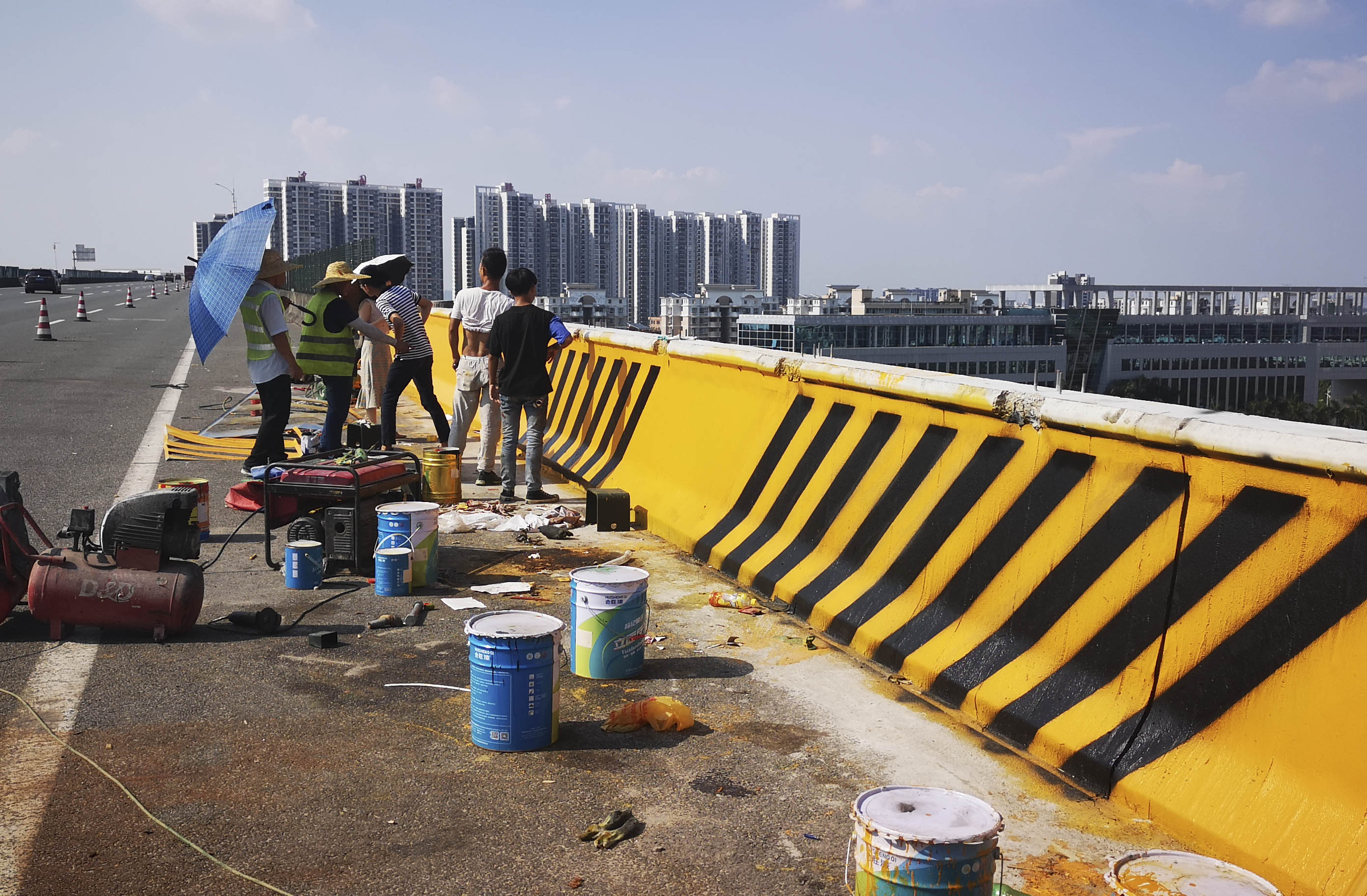 【江蘇常州】高速隔離墻反光漆施工過程