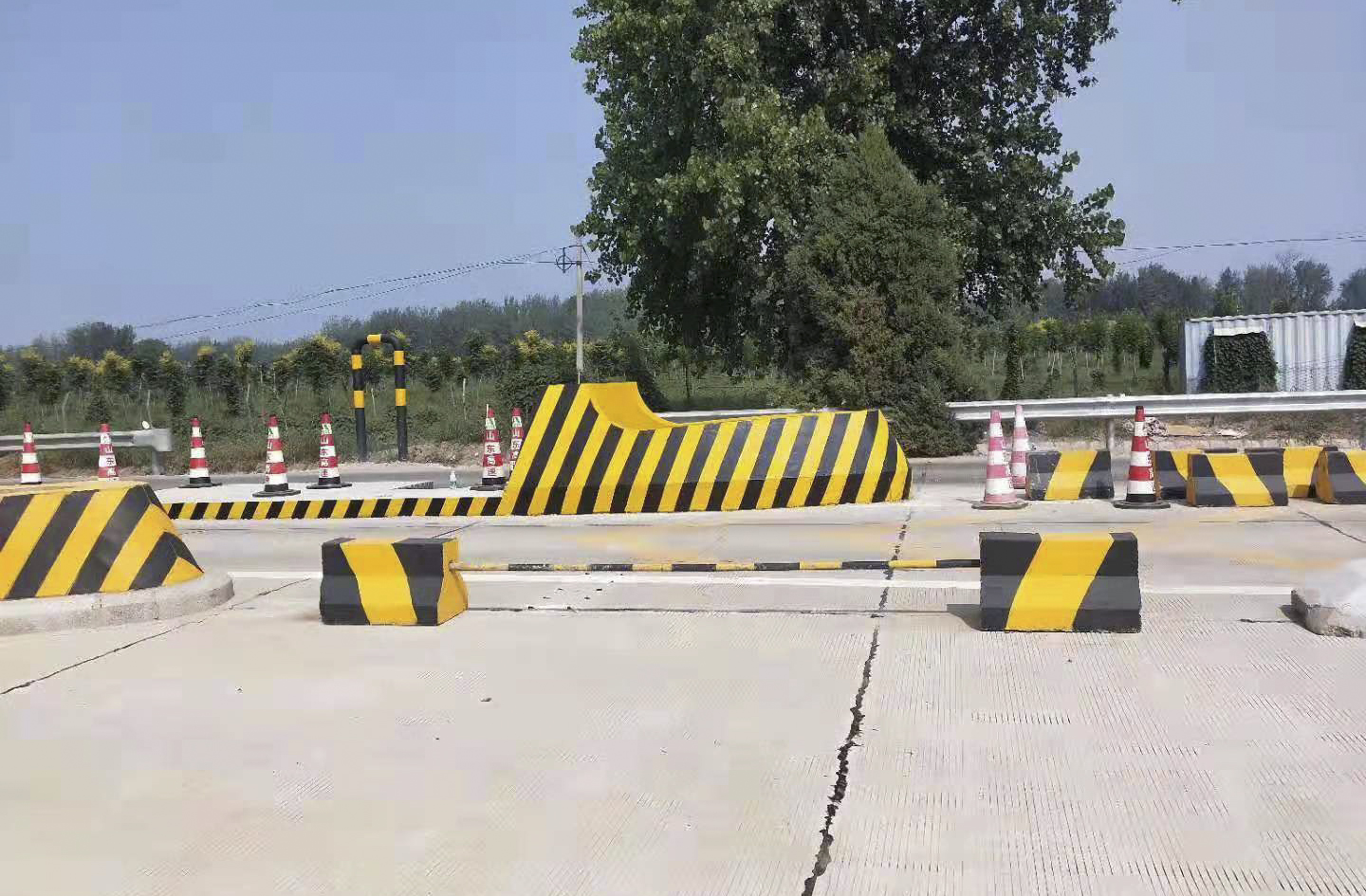 【內蒙古】涂刷后的道路防撞墩反光漆效果怎么樣