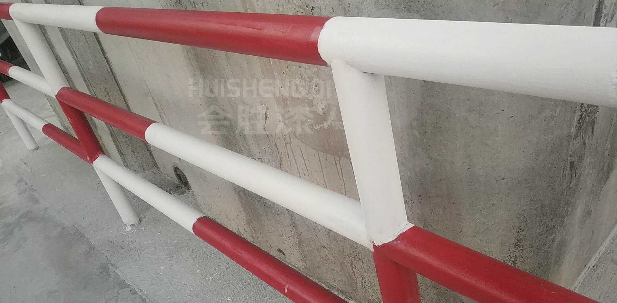 道路上的護欄為什么要涂刷反光漆？