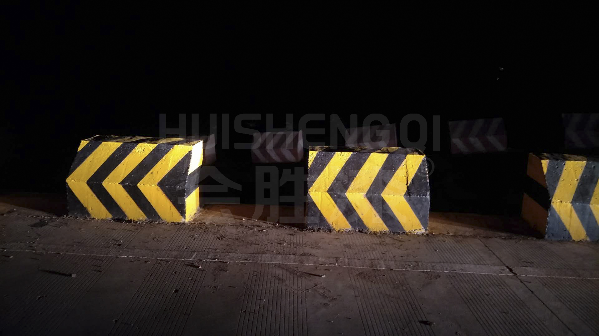 隔離墩上黃黑相間的油漆是什么漆？