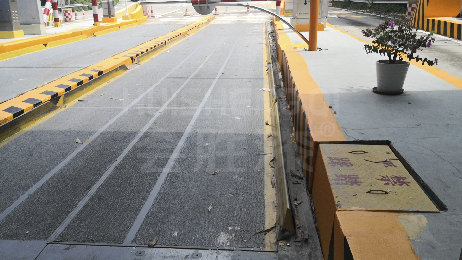 道路路牙警示使用什么油漆好？