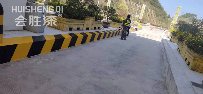 不少施工隊還不知道的高速防撞墻反光漆施工小提示