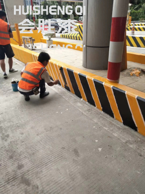 車庫跑道反光漆的厚薄程度都由什么決定？