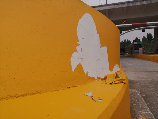 車道安全島油漆施工時出現(xiàn)脫落怎么應(yīng)對？