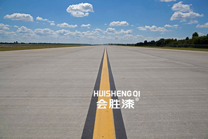 瞧，反光漆正在給飛機指路呢