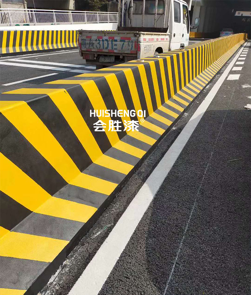 隔離墩上的會反光的黃黑色漆是什么？