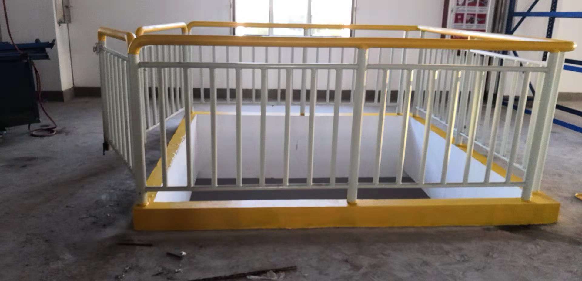 防護(hù)欄反光漆施工效果