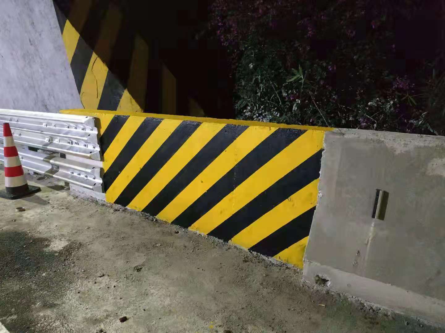 道路防撞護欄反光漆