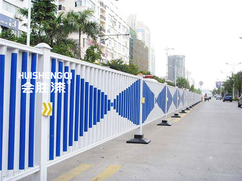 公路護欄上涂刷反光漆